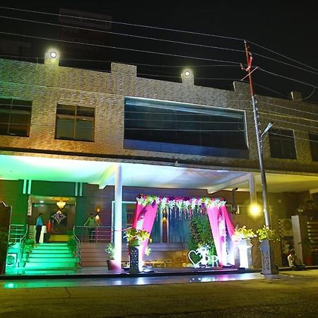 לקנאו Hotel Crossroad מראה חיצוני תמונה