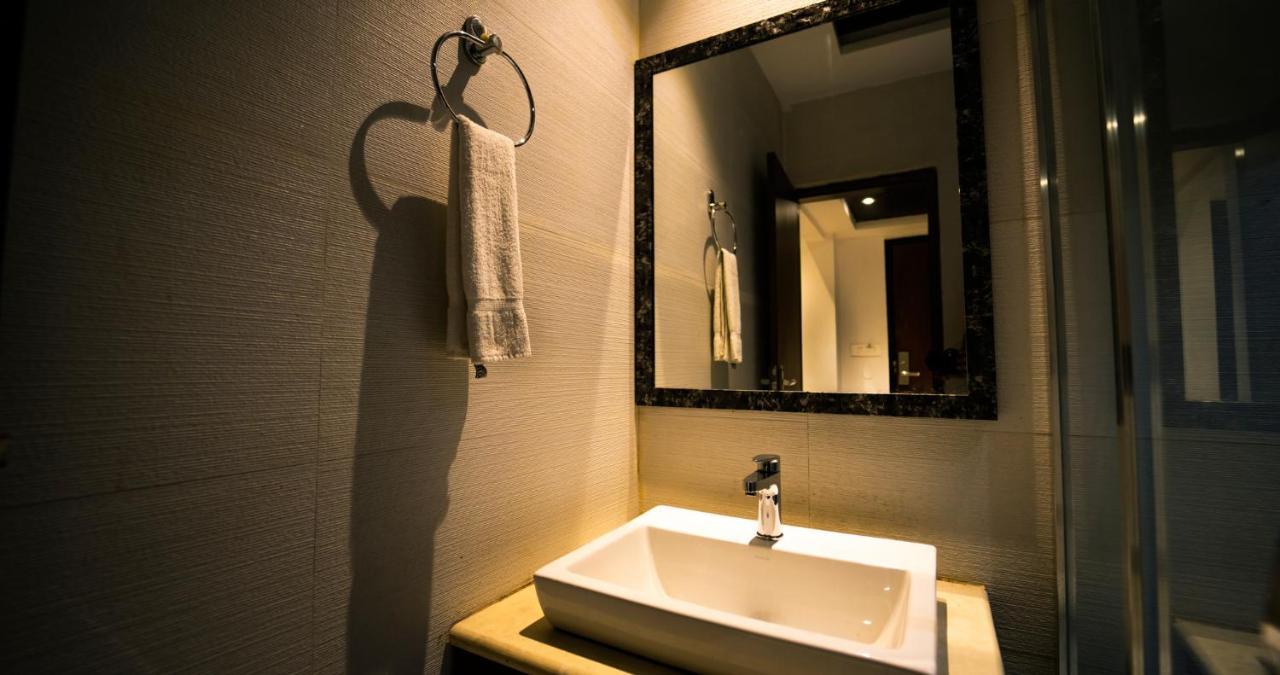 לקנאו Hotel Crossroad מראה חיצוני תמונה