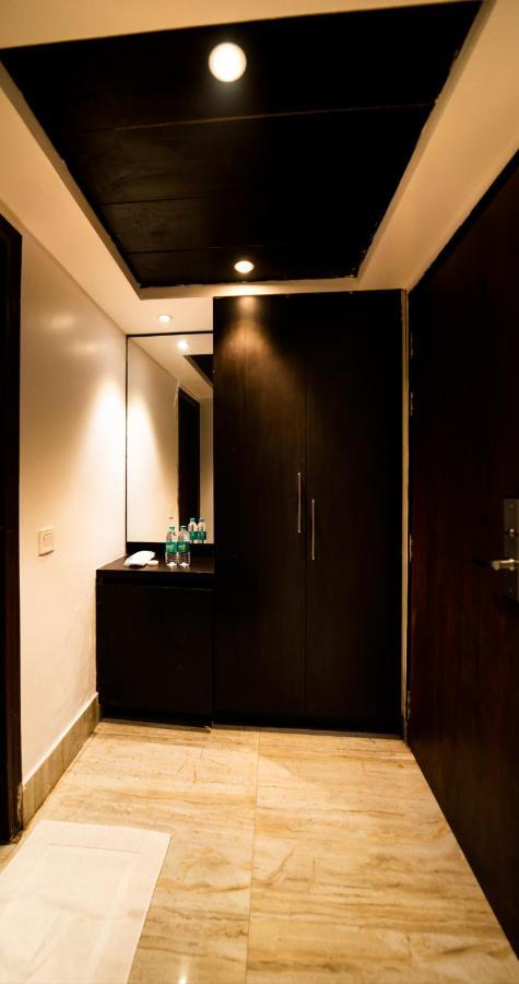 לקנאו Hotel Crossroad מראה חיצוני תמונה