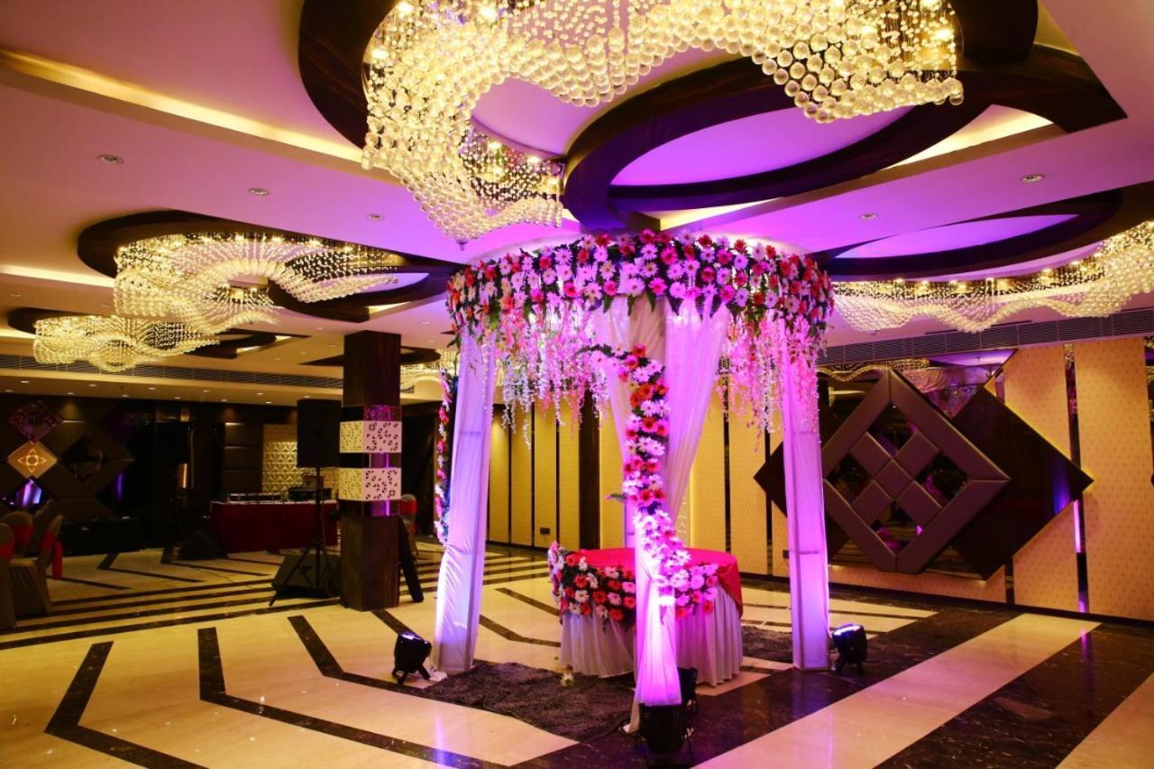 לקנאו Hotel Crossroad מראה חיצוני תמונה