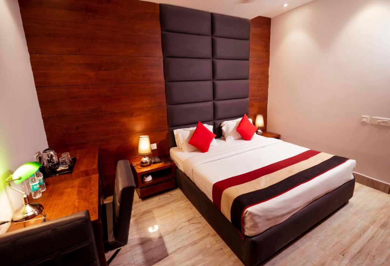 לקנאו Hotel Crossroad מראה חיצוני תמונה