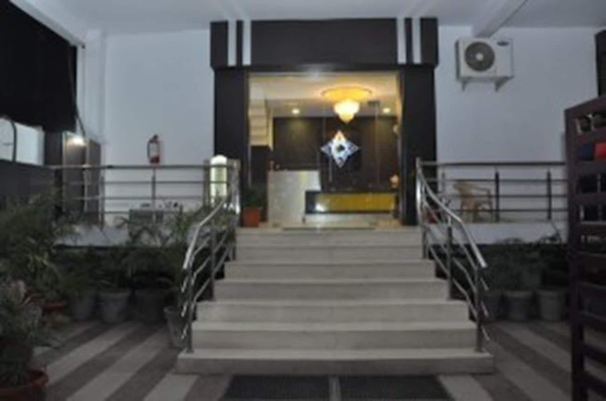 לקנאו Hotel Crossroad מראה חיצוני תמונה