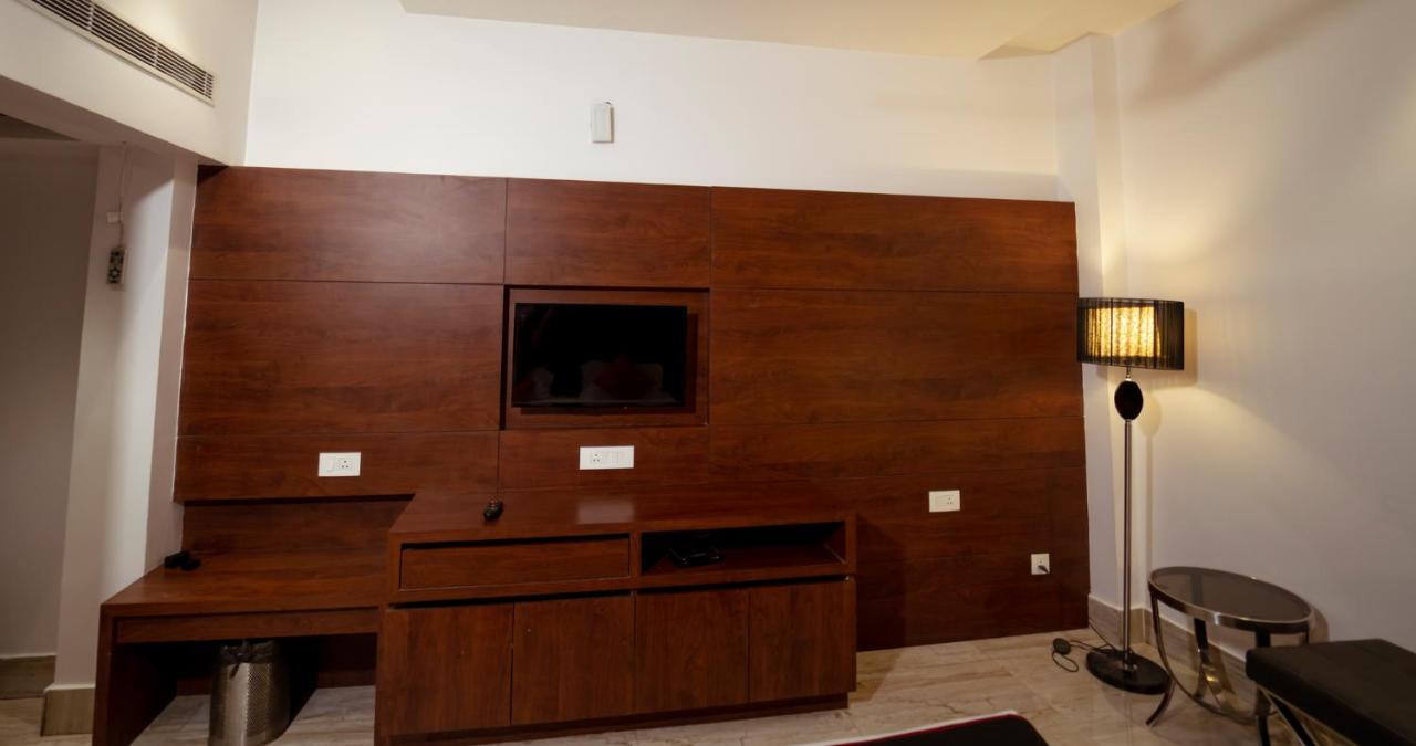 לקנאו Hotel Crossroad מראה חיצוני תמונה