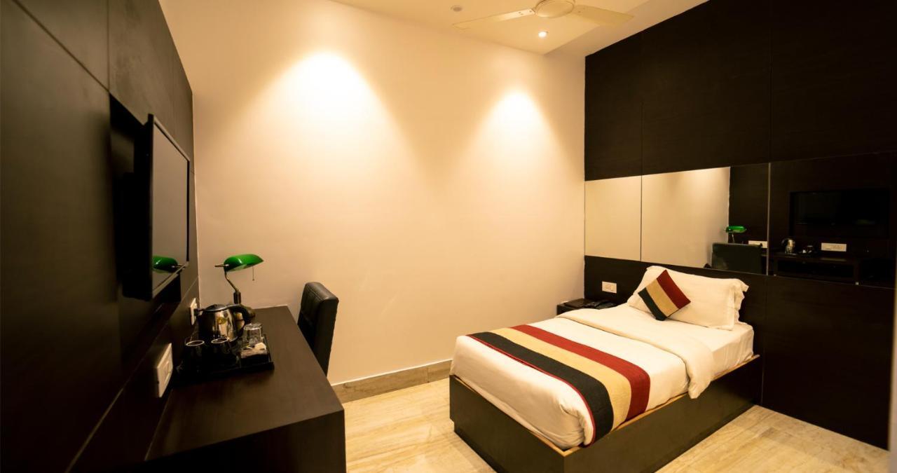 לקנאו Hotel Crossroad מראה חיצוני תמונה