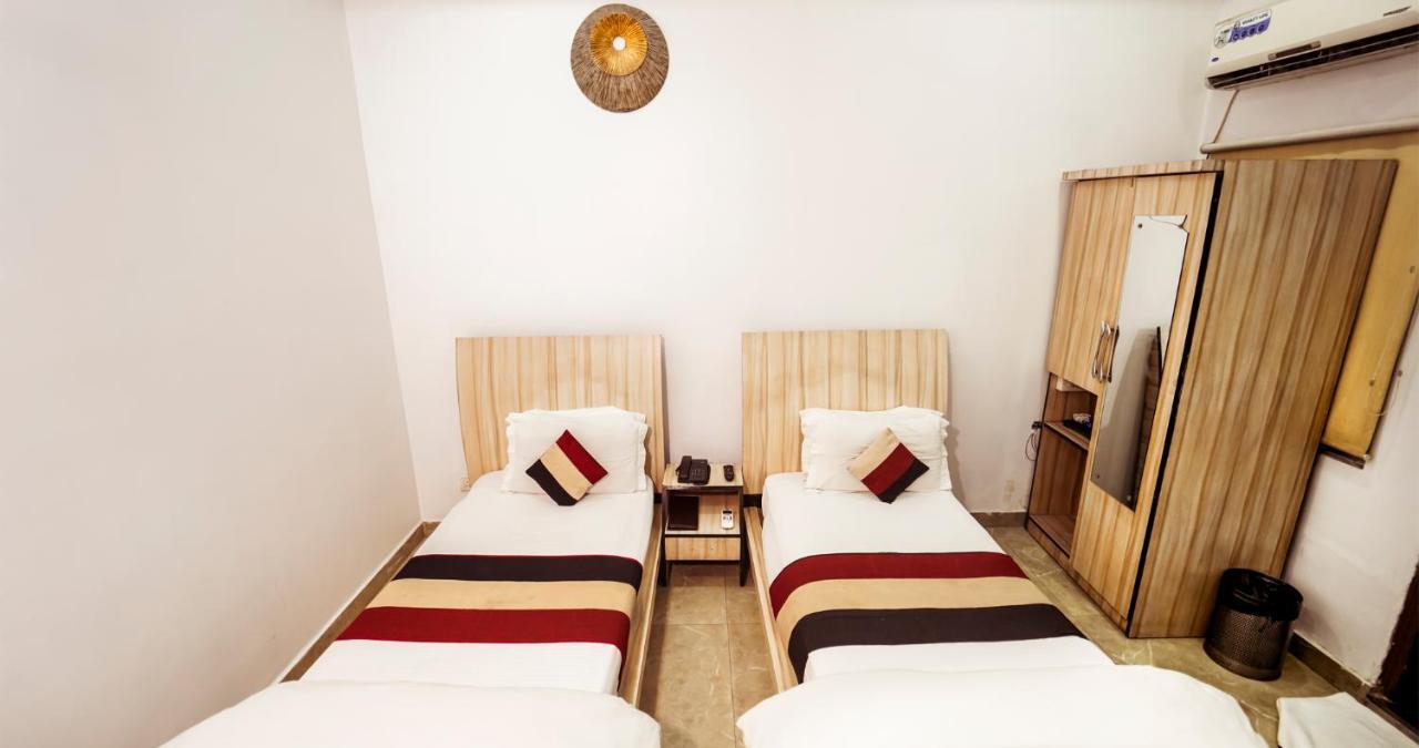 לקנאו Hotel Crossroad מראה חיצוני תמונה
