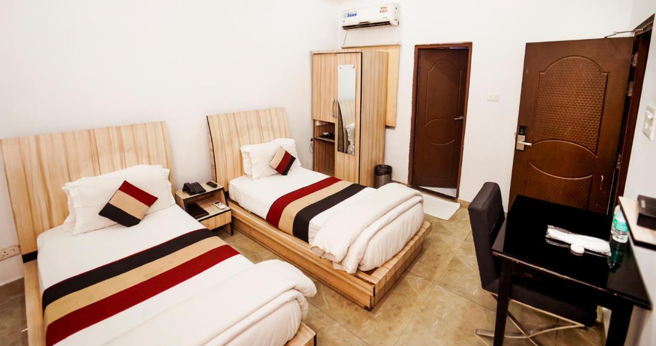 לקנאו Hotel Crossroad מראה חיצוני תמונה
