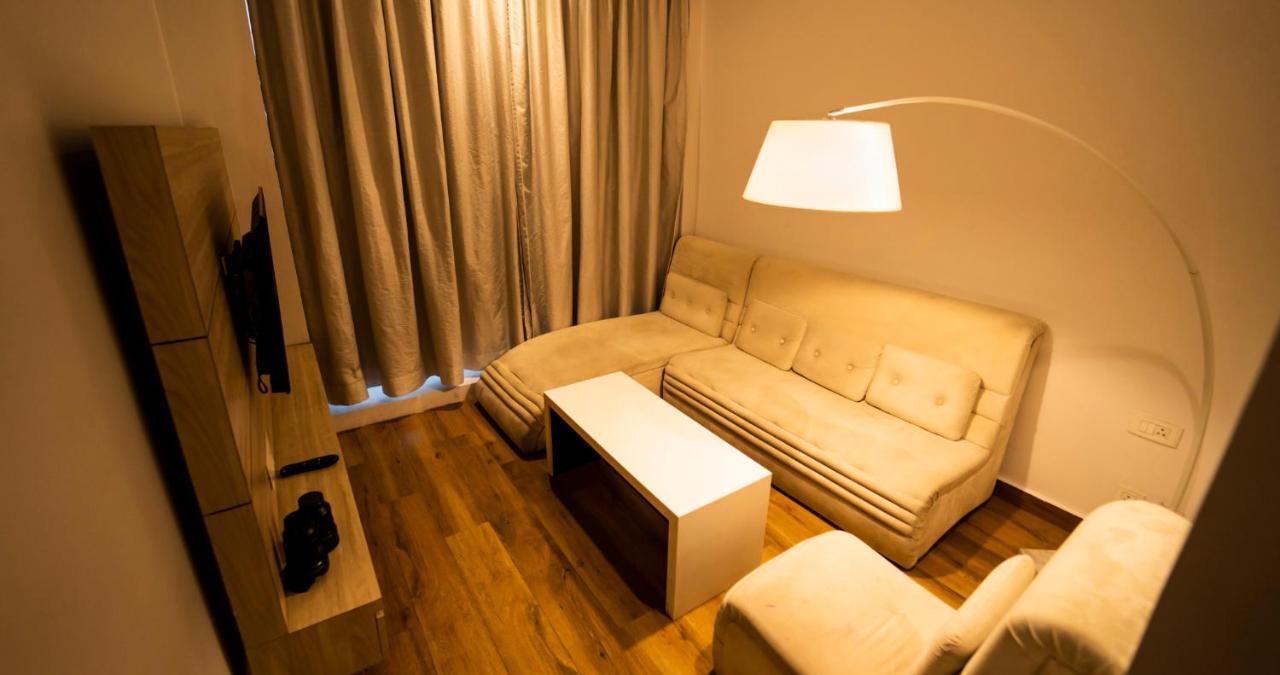 לקנאו Hotel Crossroad מראה חיצוני תמונה