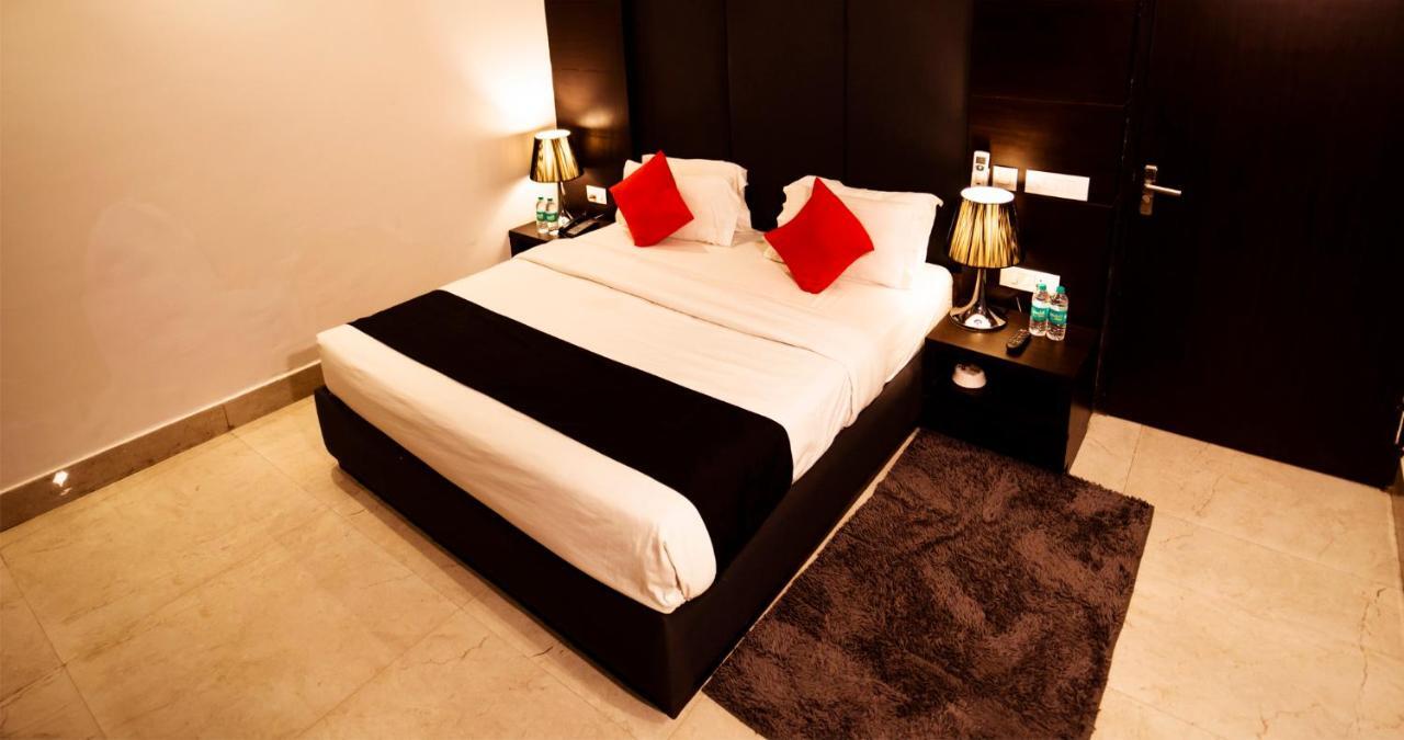 לקנאו Hotel Crossroad מראה חיצוני תמונה