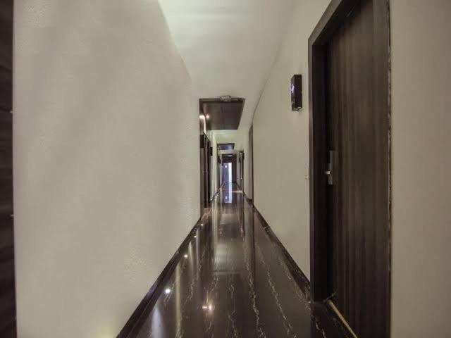 לקנאו Hotel Crossroad מראה חיצוני תמונה