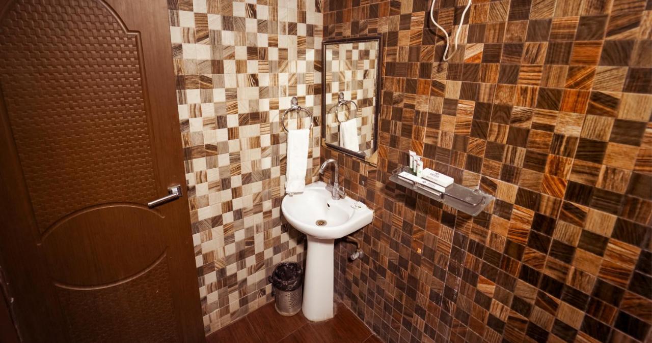 לקנאו Hotel Crossroad מראה חיצוני תמונה